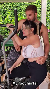 Büyük göğüslü sarışın öğrenci Tatiana Alvarez, fitness antrenörü Brian Evansx ile sevişiyor