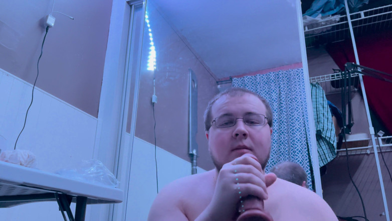 Chubbybidude: Gordo gay pratica oral em vibrador preto