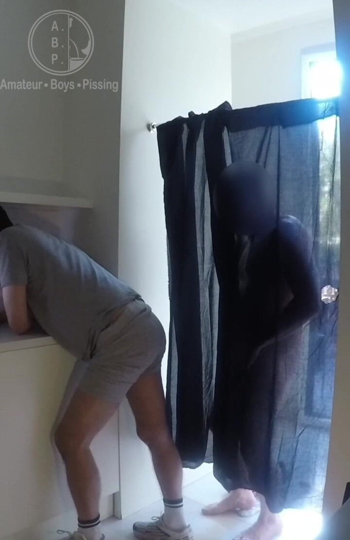 AmateurBoysPissing: 2 băieți amatori se încurcă în bucătărie și se pișă unul pe celălalt
