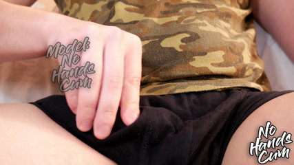 Cum no hands: Um cara no tanque da camo dedilhando pau grande, não...