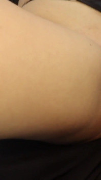 私は魅力的なラティーナの義理の妹の家に着くと、彼女は足を広げているのを見つけました