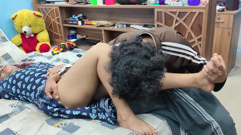 Vaigavarun45: Mallu Couple Hot Feet and Thigh Kiss Lick Romance