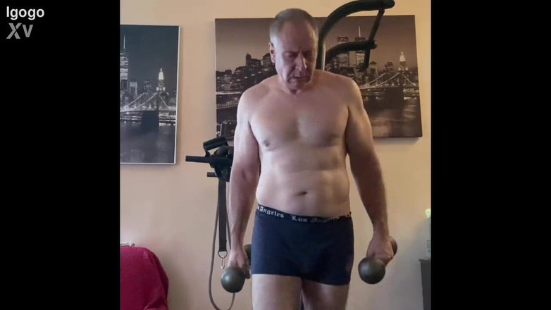 Alex Art: 手を動かしてる