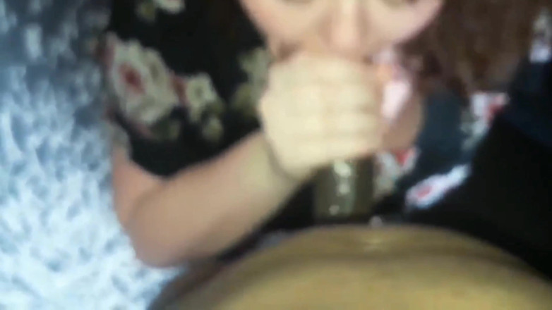 Real homemade BBW BBC porn: ひざまずいてBBCをしゃぶって私の口をファックする