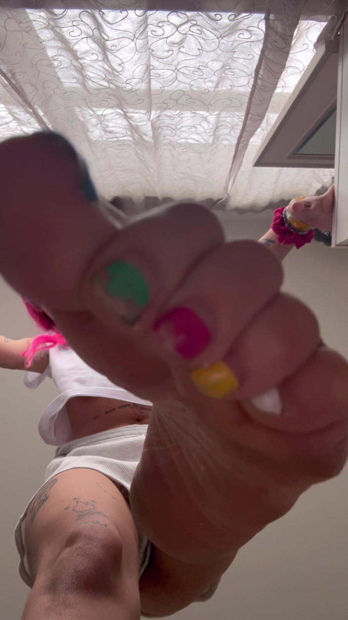 Nali Marie: เทพธิดาตอบนใบหน้าและยั่วยวนคุณด้วยฝ่าเท้า