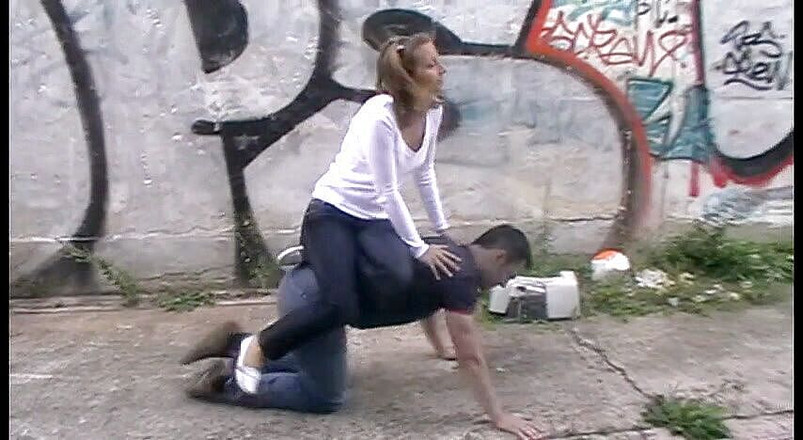 Femdom Austria: Trampeln auf kaltem und hartem steinboden