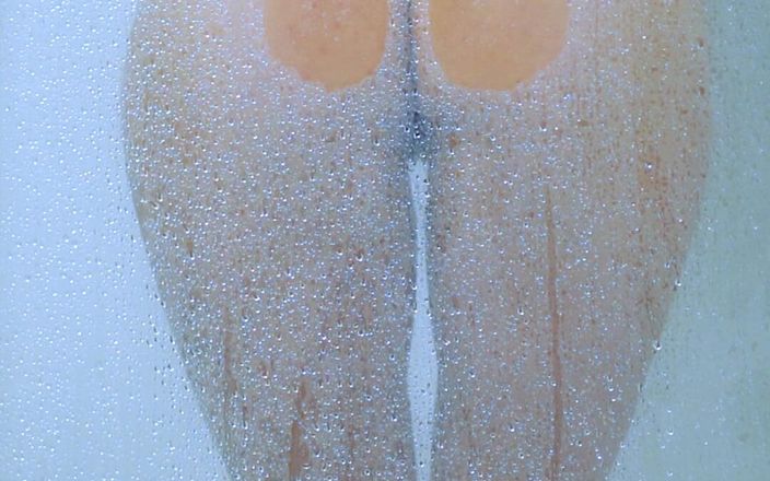 Little Dessert: Gadis cantik dengan kulit kecokelatan lagi mandi pakai bikini
