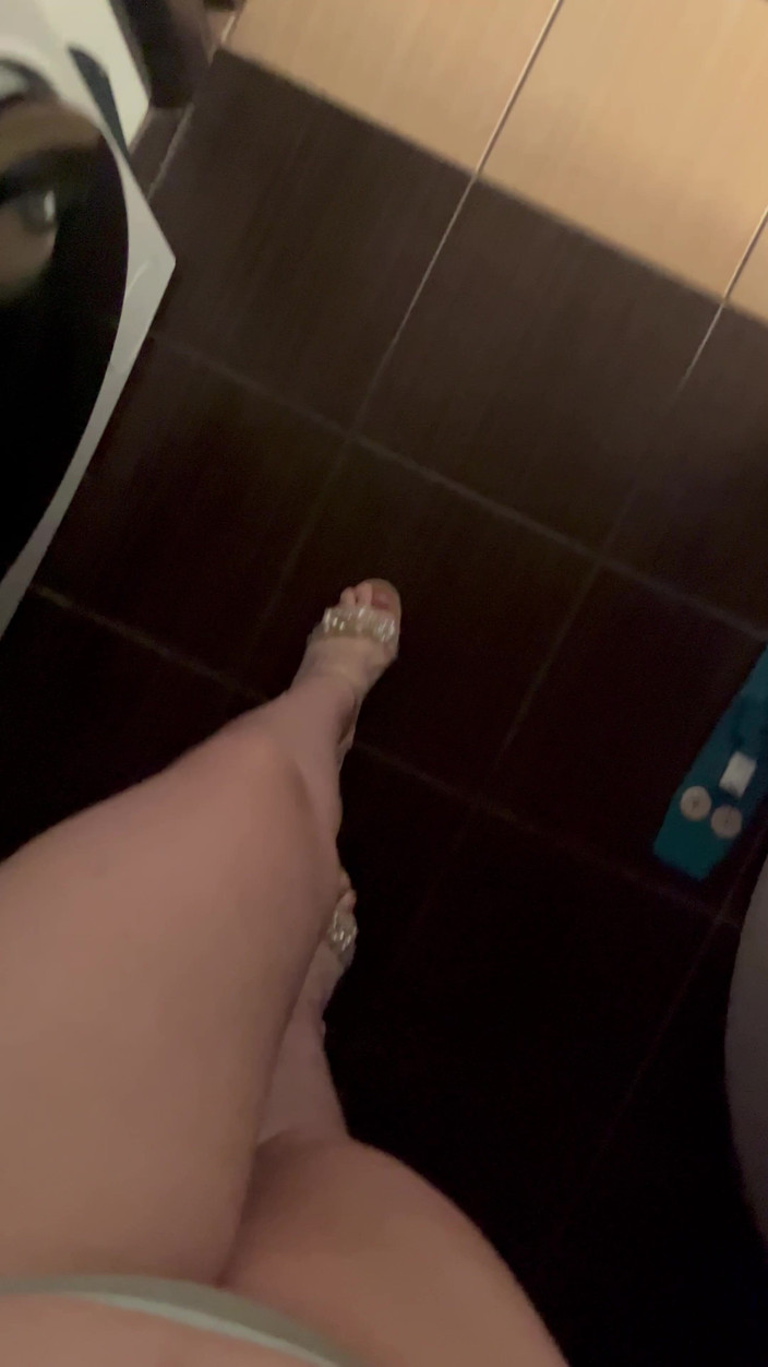 Feet: Bakış açısı: Apartmanda topuklu ayakkabılarla yürümek