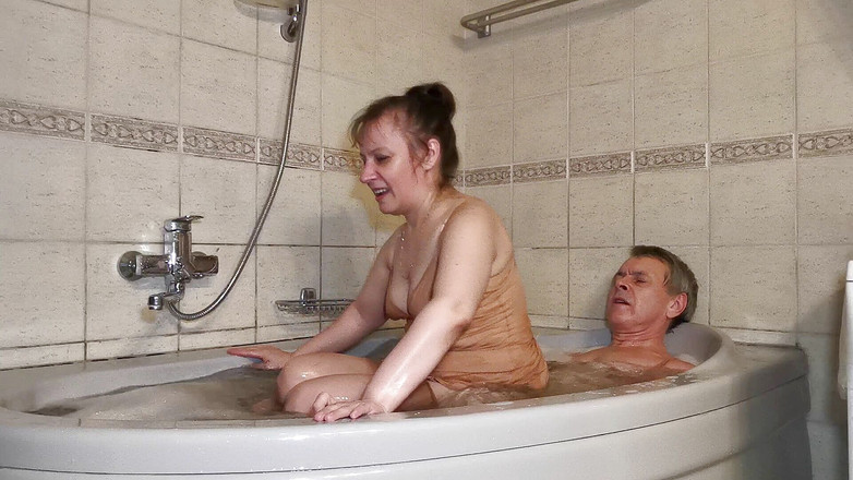 Michael Ernandes: Tắm buổi tối với những thú vui gợi cảm