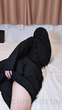 Yaramaz Malezyalı tesettürlü kız abaya'da götünü göstererek porno çekiyor