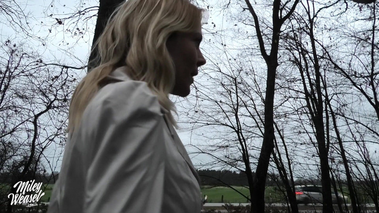 Miley Weasel: Miley weasel si cewek amatir rambut pirang ngentot di depan...