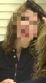 Me Masturbo Viendo a Mi Madrastra Vestirse Después De Su Baño; Ella Me Muestra Su Culo.
