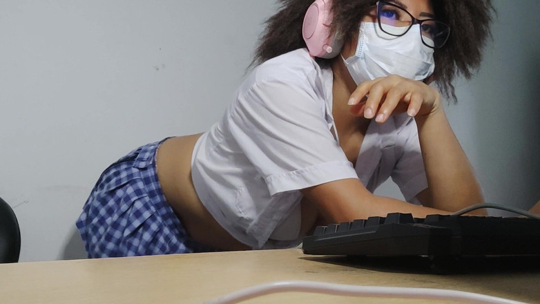 NEGRITA SEXY: Schöne reife studentin zeigt ihren nabelring und ihren kurzen rock