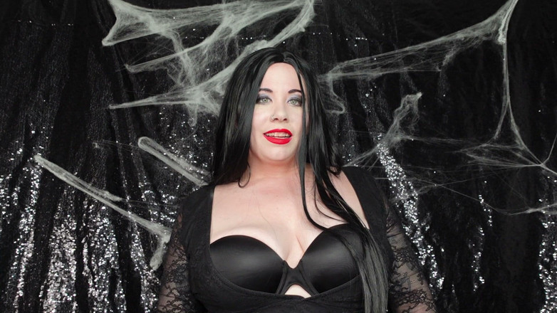Deanna deadly: Mama vitregă Morticia Addams adoră stomacul tău gras și te hrănește