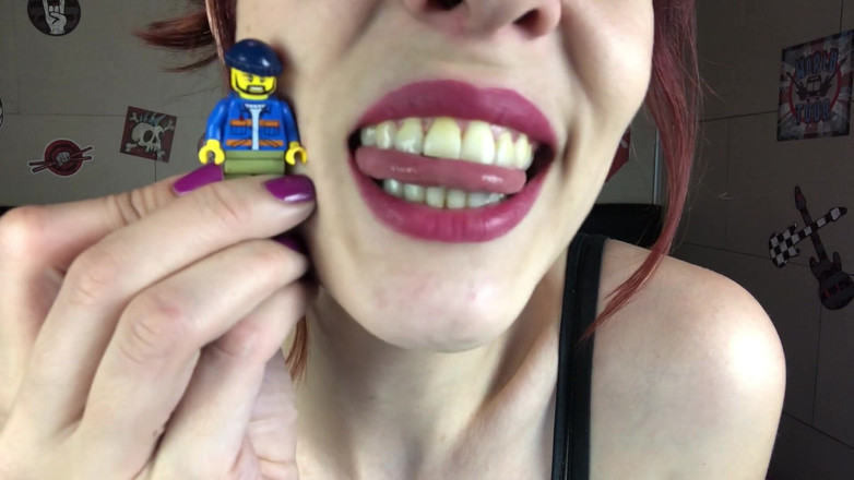 Candystart Videos: Gigantka zjada fetysz