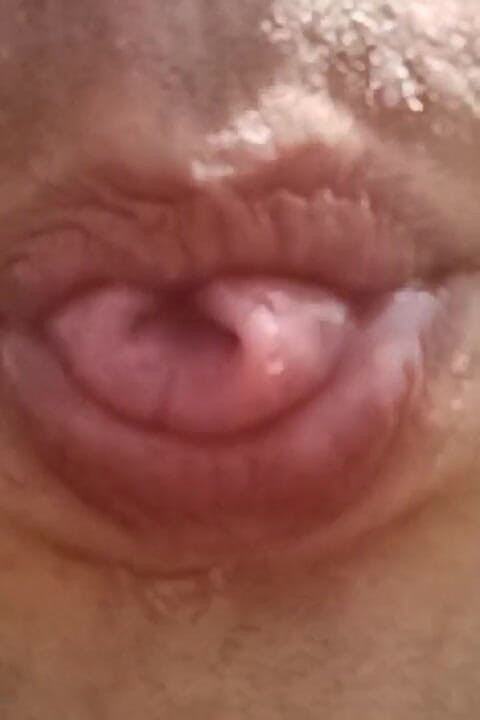 Gangbang straight: Sara Bhabhi zmusiła swoją dziewczynę do ssania penisa i zmusiła...