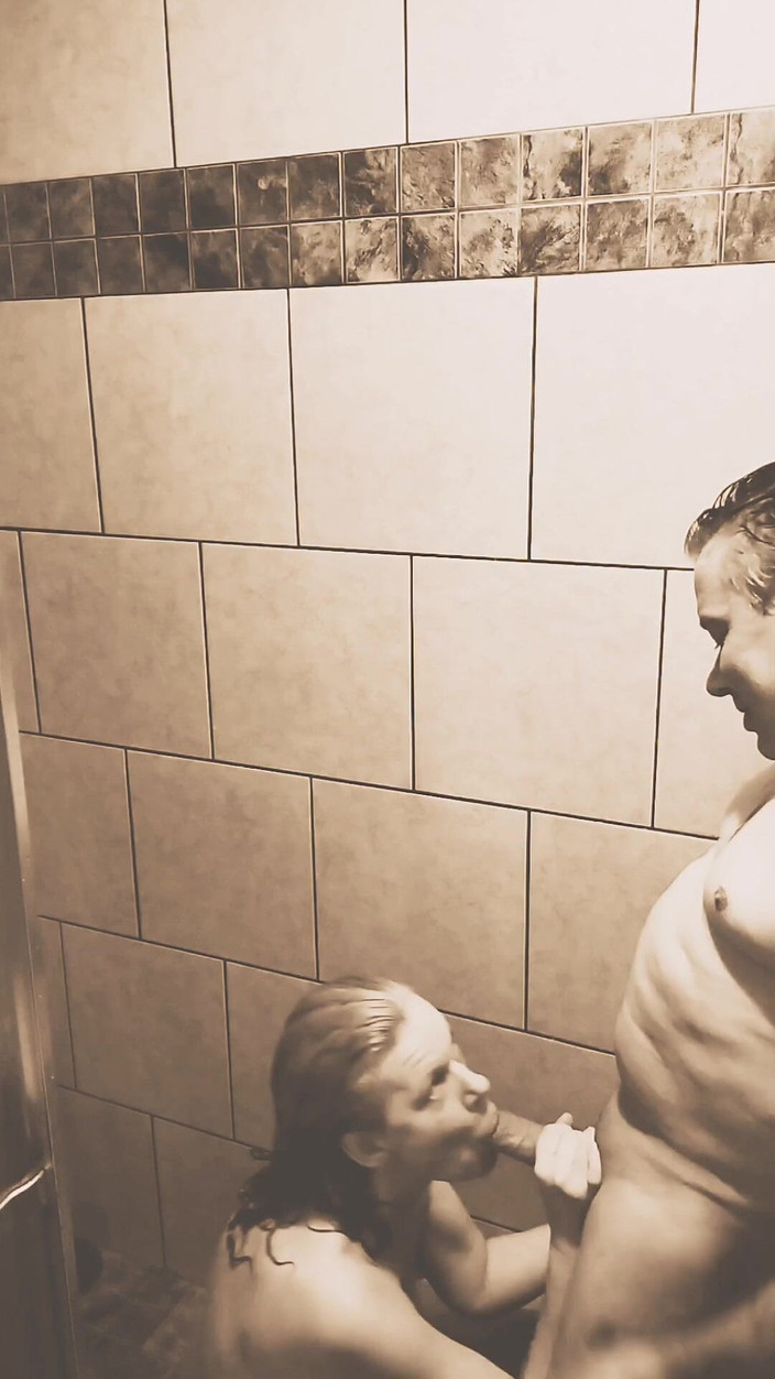 Bombstick and Trouble: Ateşli orta yaşlı seksi kadınla seksi duş sikişi