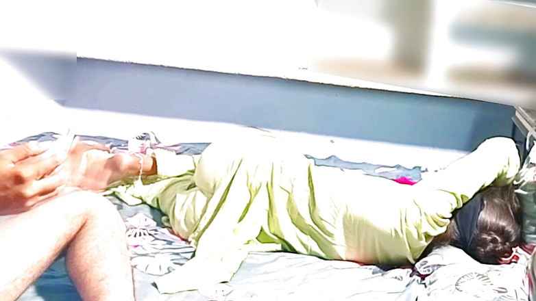 Rakul008: Indisk styvbror Rippar styvsysterens byxor och knullar henne