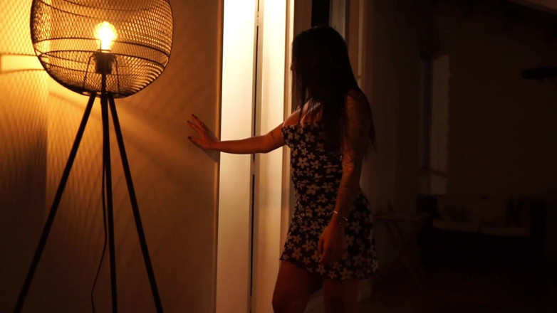 Cipriani: Sinnliche Latina macht Striptease bei wenig Licht