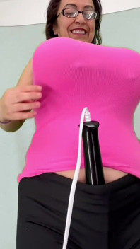Göğüslerimi gömleğin altına bağlarken pantolonumdaki dildo