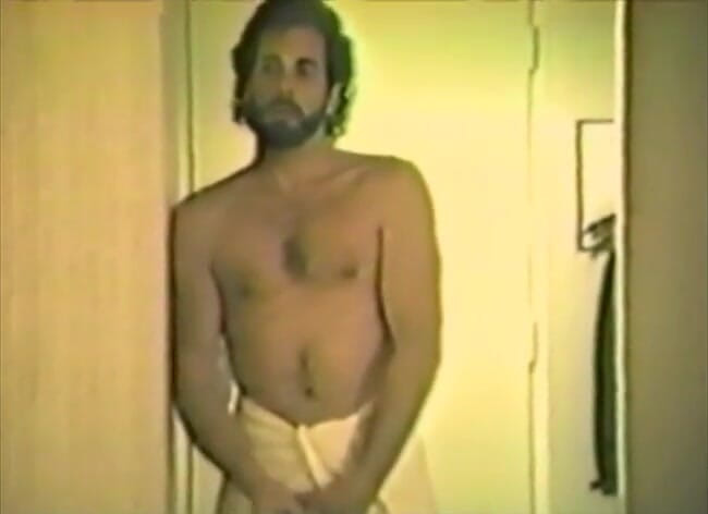 Homegrown Wives: Une brune à gros nichons se masturbe puis se fait baiser