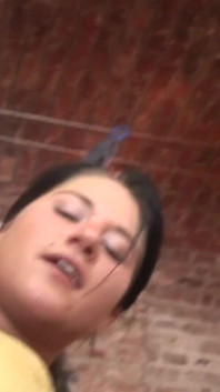 Dos lesbianas cachondas y cachondas juegan con sus culos profundo bajo los ojos de su pareja