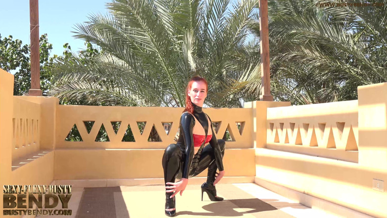 Fem Latex: Flexibel förvrängning böjning utomhus i erotisk latex