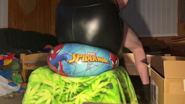 BeachBallsDuo: En 50cm beachboll dök långsamt under våra 160 kg! Full Lenght Slow...