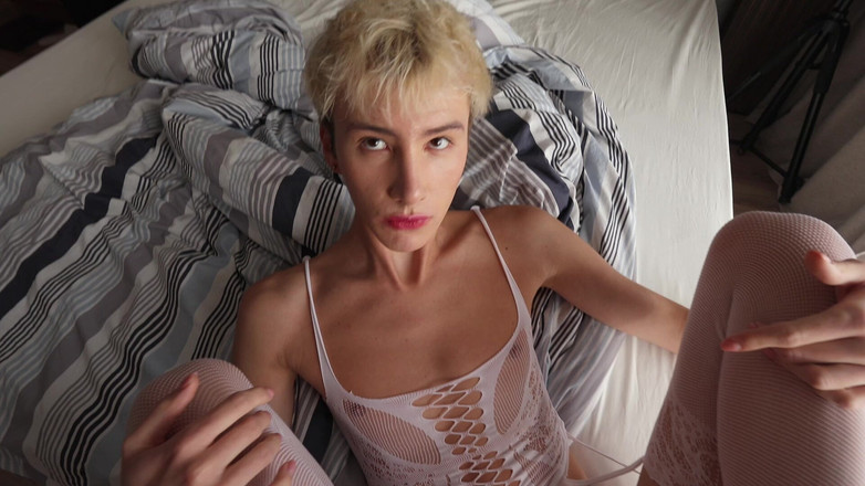 Sandro Jenner: Femboy Prova Un Vestito per Il Patrigno per Scoparlo