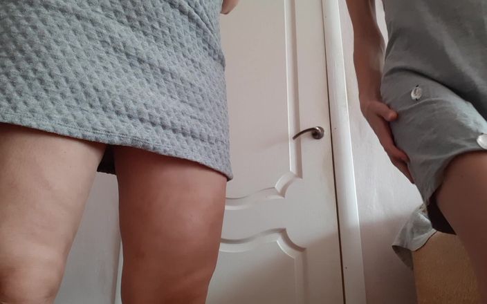 Lesbian-candys: Yaşlı ve genç üvey kız kardeşler mastürbasyon yapıyor