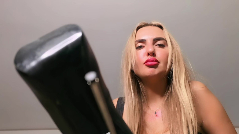 Goddess Lena: Bola Menghancurkan: Lebih Longgar Di Bawah Tumit Saya