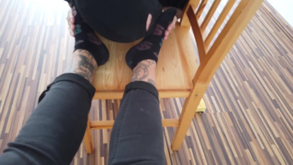 Fetish videos by Alex: Lo schiavo del piede adora i piedi tatuati