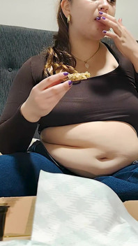 Binge pizza besar Nicole: Belly Bursting Bliss