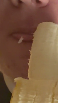Smyslné lízání banánu