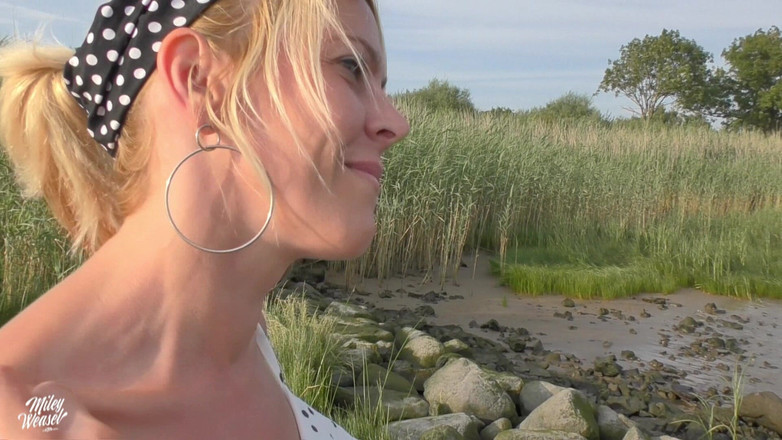 Miley Weasel: Sexy bionda scopata nel culo sulla spiaggia !!