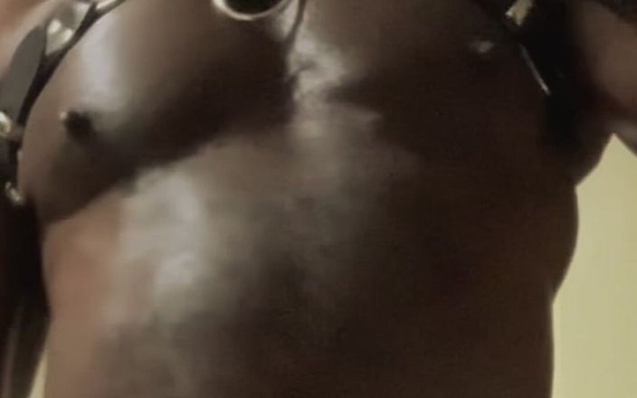 Black smoking muscle stepdad: Сцены курения с сексуальной кожей и тугой прилегающей киской