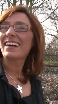 Milf mit rasierter muschi hat spaß alleine beim filmen - 1