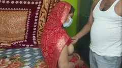Kakak ipar meninggalkan adik iparnya dengan kain sari merah