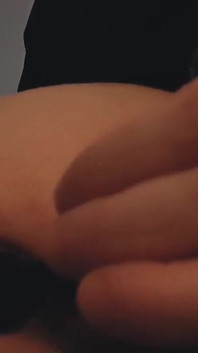 Chico amateur: estira su culo con un tapón anal