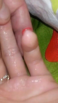 我继妹的手被 precum 覆盖，然后是浓稠的精液