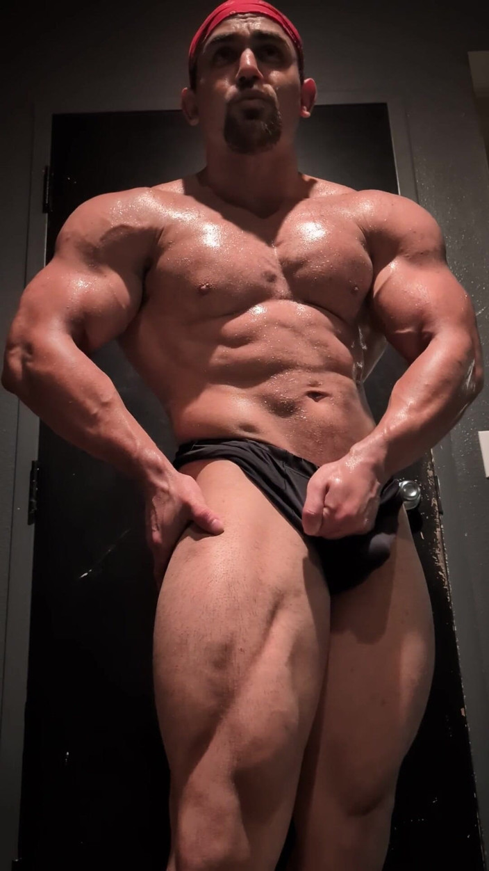 Benji Bastian: ホットで筋肉質なボディビルダーが裸でポーズと筋肉を見せる