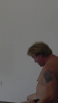 Mestra Dyanna dá um tapa na cabeça do escravo!