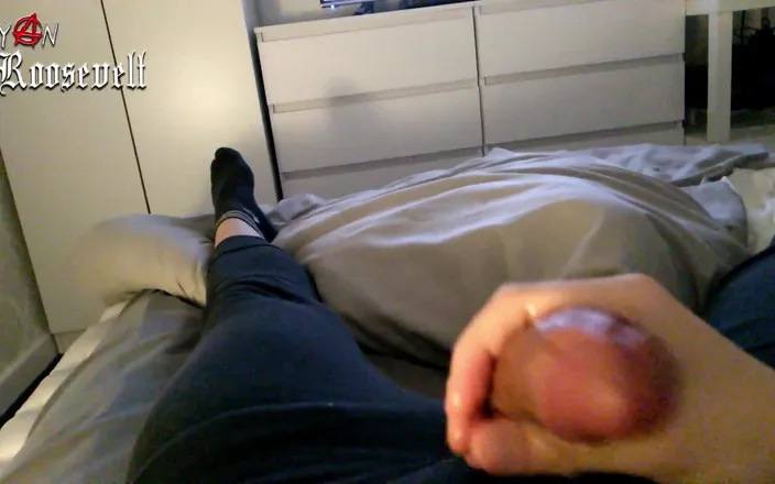 Ryan Roosevelt: Late Night Wanking with a Cock Ring and a Lotta...