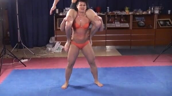 European Lift and Carry Club: Samantha Sunny in wrestling game with her boy