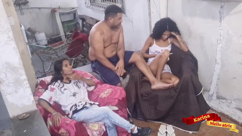 Karinamello: Um velho consegue fazer sexo com suas duas enteadas depois...