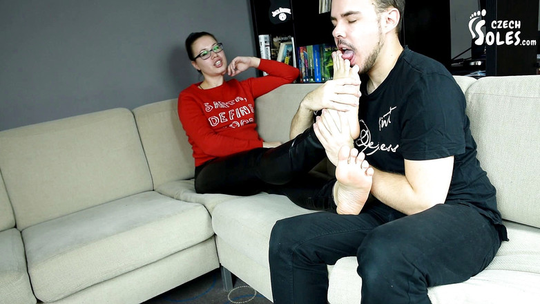 Czech Soles - foot fetish content: 脚奴隶为她的臭袜子和脚
