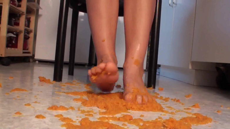 Foot Girls: Gros plan sur un piétinement de la nourriture dans la...
