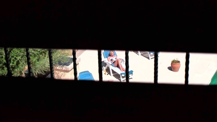 German Porn: Cewek rambut pirang didobel penetrasi di pinggir kolam renang