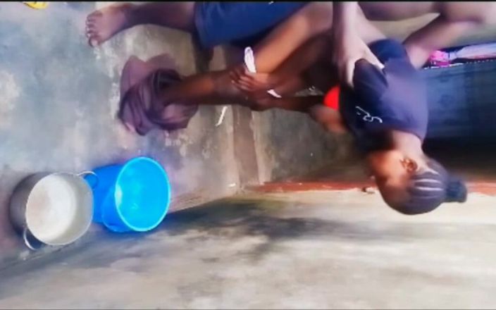 Pornsexlive: Awek kejiranan dikongkek di sudut rumah yang belum siap