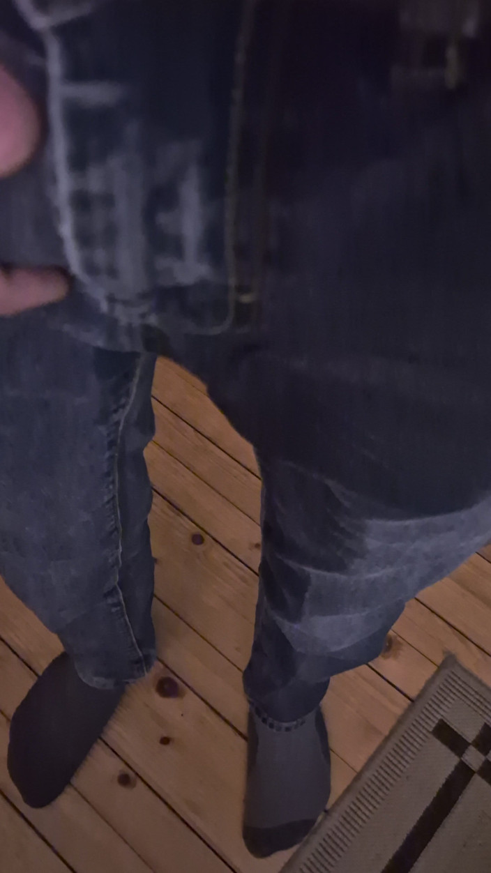 Norsken77: Meando en jeans al aire libre